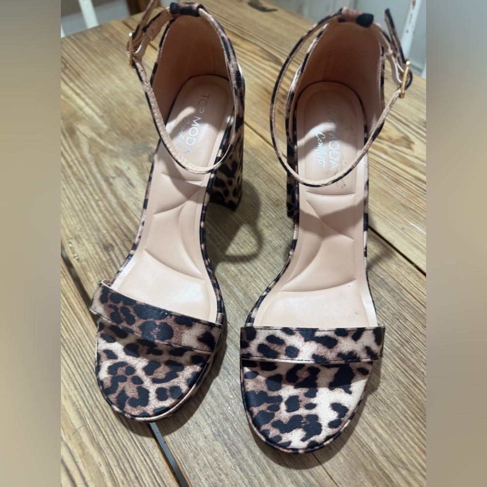 Leopard 4” TOP Moda comfort heels. 8.5 Brand New w/tags on bottom Satin finish